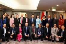 武文赏主席和夫人与越南驻美代表机构领导和工作人员合影。（图片来源：越通社）