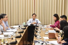 越南外交部副部长、外交部领事保护工作指导委员会主任何金玉主持会议。（图片来源：VGP）