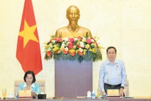 越南国会主席陈青敏主持会议。