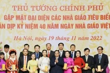 政府总理范明正会见优秀模范教师。（陈海 摄）