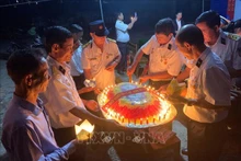 老战士们参加敬香点燃蜡烛仪式。（图片来源：越通社）