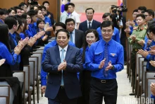 值此纪念胡志明共青团成立93周年之际，越南政府总理范明正在政府总部与青年代表见面对话。