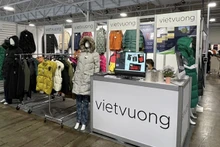 越王在在2023年加拿大多伦多纺织服装展览会设立的展位。（图片来源：越通社）