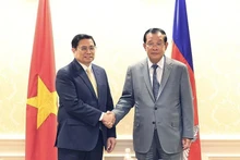 2022年5月，值此出席东盟-美国特别峰会之际政府总理范明正会见柬埔寨王国首相洪森。（图片来源：越通社）