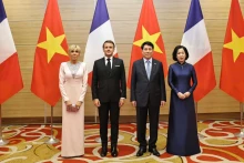 越南国家主席梁强和夫人为法国总统马克龙和夫人举行欢迎宴会。