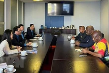 双方工作会议场景。