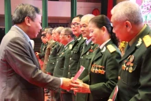 组委会向越南老兵、援柬志愿军老兵和专家以及在越南留学的柬埔寨学生代表赠送慰问品等。