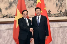 越南政府副总理、国家防治艾滋病和打击毒品、卖淫委员会主任陈流光会见中国公安部部长、国家禁毒委员会主任王小洪。（图片来源：VGP）