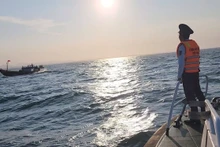 越南海警第二区司令部代表透露，该单位已成功营救在海上遇险的QNg 50730TS 号渔船7名广义省渔民。