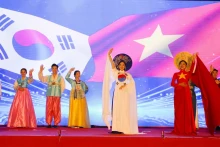在岘港举办的越韩文化节开幕式上的越韩传统服装表演活动。（图片来源：越通社）