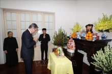 美国国务卿安东尼·布林肯上香缅怀阮富仲总书记。（图片来源：越通社）