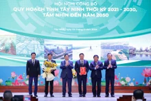 政府总理范明正向西宁省领导颁发规划决定书。（图片来源：VGP）