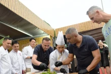 国际游客在2025岘港美食之旅节上体验制作鱼沙拉。