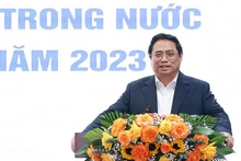 政府总理范明正发表讲话。