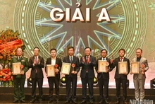 国会主席王廷惠、中央书记处常务书记武文赏向一等奖获得者颁奖。