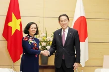 越共中央书记处常务书记张氏梅与日本首相岸田文雄。（图片来源：越通社）