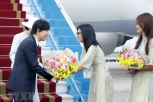 河内少女向日本皇嗣秋筱宫文仁亲王和秋筱宫妃纪子赠送鲜花。（图片来源：越通社）