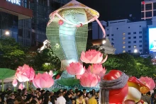 2025乙巳年春节阮惠花街上的吉祥物——金蛇。