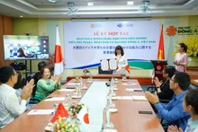 岘港市东亚大学与日本大阪府以线上形式签署日本护理系大学生实习与就业计划的全面合作协议。（图片来源：越通社）