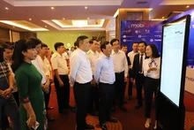 与会代表参观富寿省电信单位。