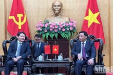 胡志明国家政治学院院长、中央理论委员会主席阮春胜（右）会见中国全国党建研究会会长李智勇。