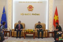 越南国防部长潘文江大将（右）与欧盟驻越南代表团团长皮埃尔·乔治·阿里贝蒂大使。