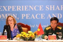越南国防部维和局同澳大利亚驻越大使馆武官处在河内举行澳大利亚专家与越南代表有关女性、和平和安全的经验交流会。