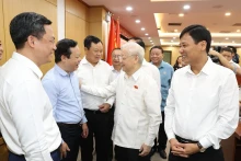 2023年10月14日上午，阮富仲总书记出席第十五届国会第六次会议前夕的国会代表会见栋多、巴亭、二征夫人等郡选民会议。（图片来源：越通社）
