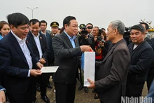 国会主席王廷惠春节前走访慰问广平省渔民。