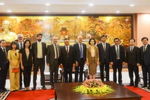 双方代表合影留念。