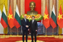 欢迎仪式结束后，越南国家主席梁强和保加利亚总统鲁门·拉德夫合影。