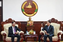 胡志明市市委常务副书记、市人民委员会主席潘文买会见沙湾拿吉省委书记、省长邦崇·文巴修。