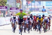 越南女性赛车手阮氏实拿下2023环泰国公路自行车巡回赛第二赛段冠军。（图片来源：vnexpress.net）