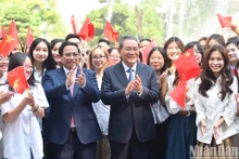 越南政府总理范明正同中国国务院总理李强和越南大学生。