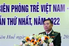 越南边防部队政治副主任阮青海大校发表讲话。