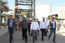 越南石油集团董事长黄国旺走访阿尔及利亚Bir Seba油田开发联营合作项目处理厂。（图片来源：越通社）