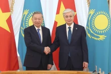 哈萨克斯坦共和国总统卡西姆若马尔特·托卡耶夫和越共中央总书记苏林。
