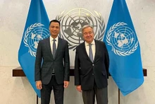 联合国秘书长安东尼奥·古特雷斯会见了越南常驻联合国代表团团长邓黄江大使。(图片来源:越通社)