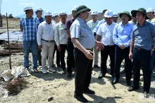 范明正总理走访慰问施工现场工作人员。