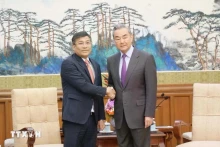 越南外交部常务副部长阮明宇礼节性拜会中共中央政治局委员、中央外事工作委员会办公室主任、外交部部长王毅。（图片来源：越通社）
