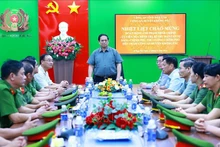越南政府总理范明正在得乐省克容帕县公安处调研指导工作。