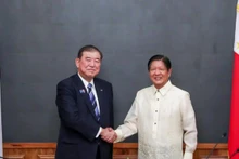 附图：日本首相石破茂与菲律宾总统费迪南德·马科斯。