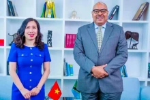越南外交部副部长黎氏秋姮和坦桑尼亚外交和东非合作部部长马哈茂德·萨比特·孔博。