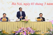 政府总理范明正主持召开政府常务委员与全国模范国有企业代表见面会。（陈海 摄）