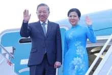 越共中央总书记苏林和夫人离开明斯克，启程回国。（图片来源：越通社）