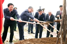 苏林总书记在宁平省出席“植树节”活动。