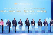 国家主席苏林和各位代表出席越航的河内-金边直航航线开通仪式。（图片来源：越通社）