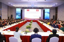 越南祖国阵线中央与中国全国政协暨边境省份组织友好交流活动场景。（图片来源：越通社）