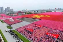 庆祝朝鲜劳动党第七次全国代表大会的游行活动在首都平壤举行。