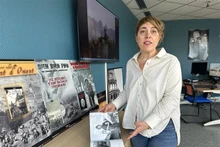 Marina Berthier女士介绍《奠边府战役 - 从1954年3月 13日至5月7日》图片集。（图片来源：越通社）